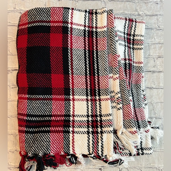 PLAID RED/BLACK/WHITE THROW BLANKET WITH FRINGE - Picture 6 of 7